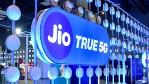 एक टेलिकॉम प्रदर्शनी में लगा जियो ट्रू 5G का लोगो