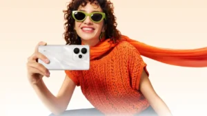 फ्लोइंग सिल्वर वेरिएंट में Realme 15 5G मॉडल के हाथ में