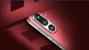 Samsung Galaxy F36 5G का रेड लेदर फिनिश वाला ट्रिपल रियर कैमरा क्लोज़-अप