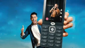 Super Guru 4G Max AI फीचर फोन को हाथ में पकड़े खुश युवक