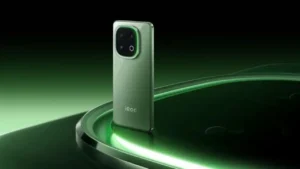 iQOO 13 Ace Green एडिशन स्मार्टफोन का रियर व्यू, ग्रीन कैमरा मॉड्यूल के साथ