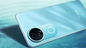 हल्के नीले रंग के iQOO Z10R स्मार्टफोन के पिछले हिस्से का क्लोज-अप, जिसमें उसका कैमरा मॉड्यूल और iQOO ब्रांडिंग हाइलाइट की गई है।